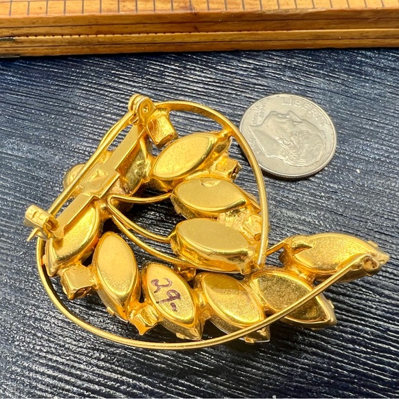 Vintage gold tone white milk glass rhinestone brooch pin wreath - Picture 7 of 7